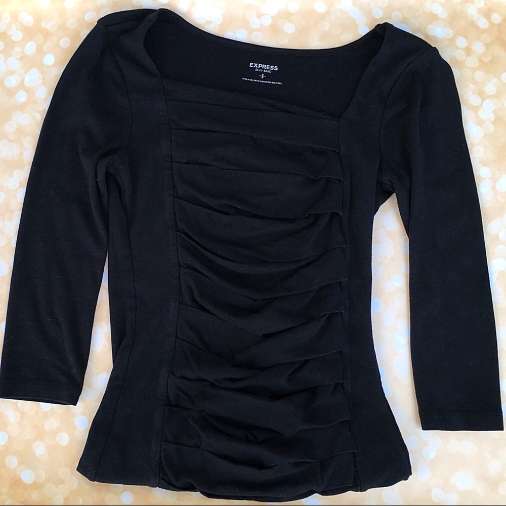 🦄 Classic black shirt w/ asymmetrical neckline!